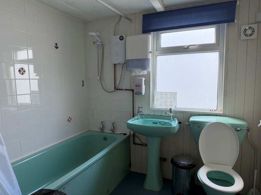 Lot: 19 - FORMER DAY CARE CENTRE WITH COURTYARD GARDEN AND PARKING OFFERING POTENTIAL - First floor bathroom